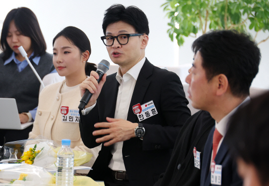 한동훈 국민의힘 비상대책위원장이 10일 오후 부산 동구 아스티호텔에서 열린 국민의힘 부산 미래 일자리 현장 간담회에서 발언하고 있다.<연합뉴스>